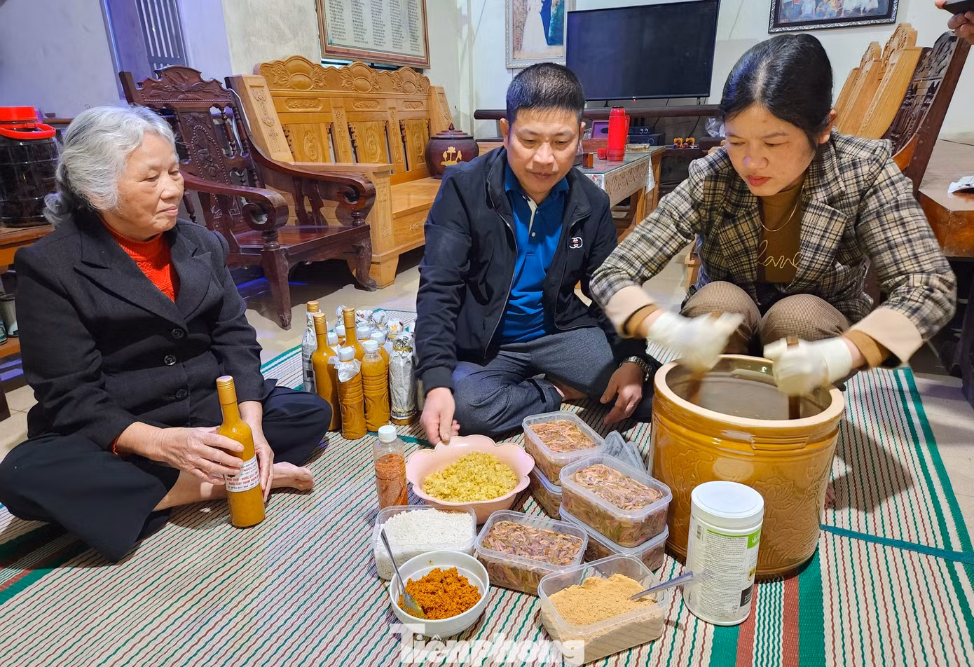 Chị Lan chia sẻ rươi dùng để muối ruốc phải là rươi tươi không qua đông lạnh. Sau khi mua của người dân ngoài ruộng về sẽ được rửa sạch qua nhiều nước rồi để ráo.