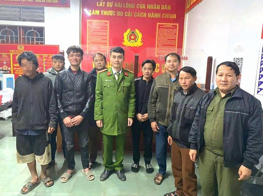 Công an xã Nậm Càn bàn giao anh H.Đ.L. cho gia đình đưa về chăm sóc. Công an xã Nậm Càn bàn giao anh H.Đ.L. cho gia đình đưa về chăm sóc.