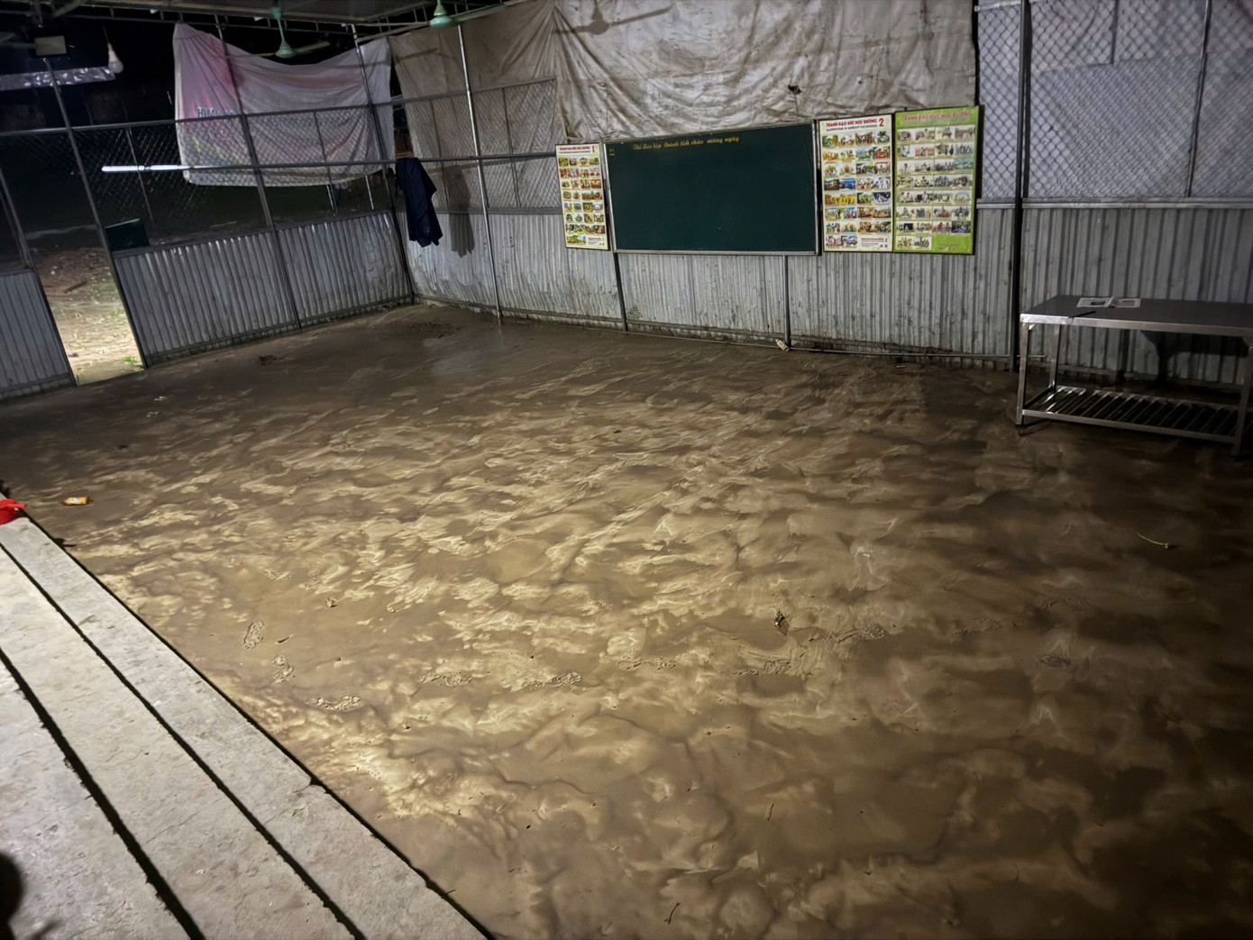 Theo báo cáo nhanh của huyện Tương Dương, khoảng 18h ngày 29/5, tại địa bàn xã Nhôn Mai, xã Hữu Khuông và thị trấn Thạch Giám xảy ra mưa lớn. Đến đêm cùng ngày, nước sông, suối dâng cao gây ra trận lũ quét làm thiệt hại lớn cho các cơ quan đơn vị và người dân trên địa bàn.