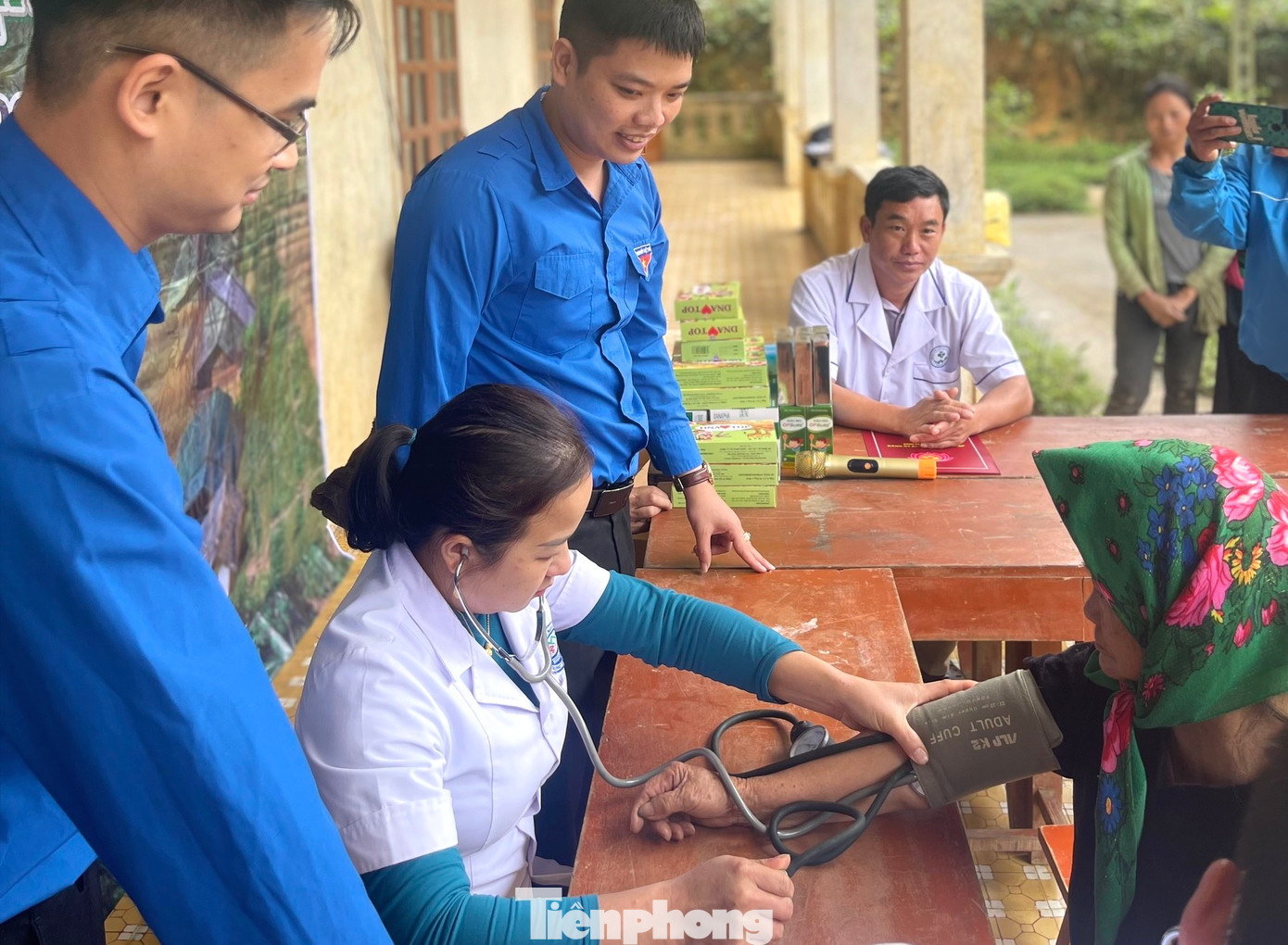 Phối hợp với các y, bác sĩ thăm khám cho người dân trên địa bàn xã Huồi Tụ. Phối hợp với các y, bác sĩ thăm khám cho người dân trên địa bàn xã Huồi Tụ.