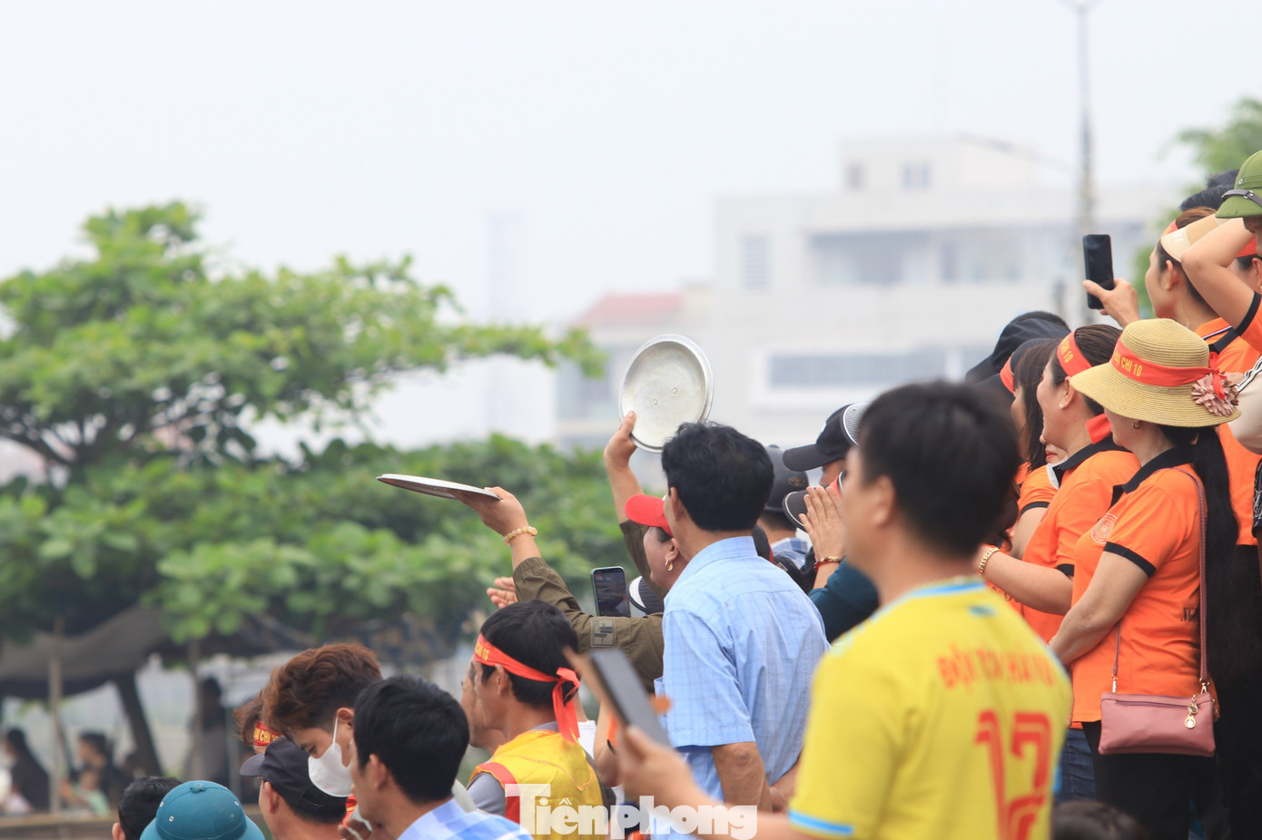 Nhiều người dùng điện thoại live stream trên các nền tảng mạng xã hội, nhiều người mang nắp vung nồi ra để hò reo cổ vũ, tạo không khí sôi động cho lễ hội.