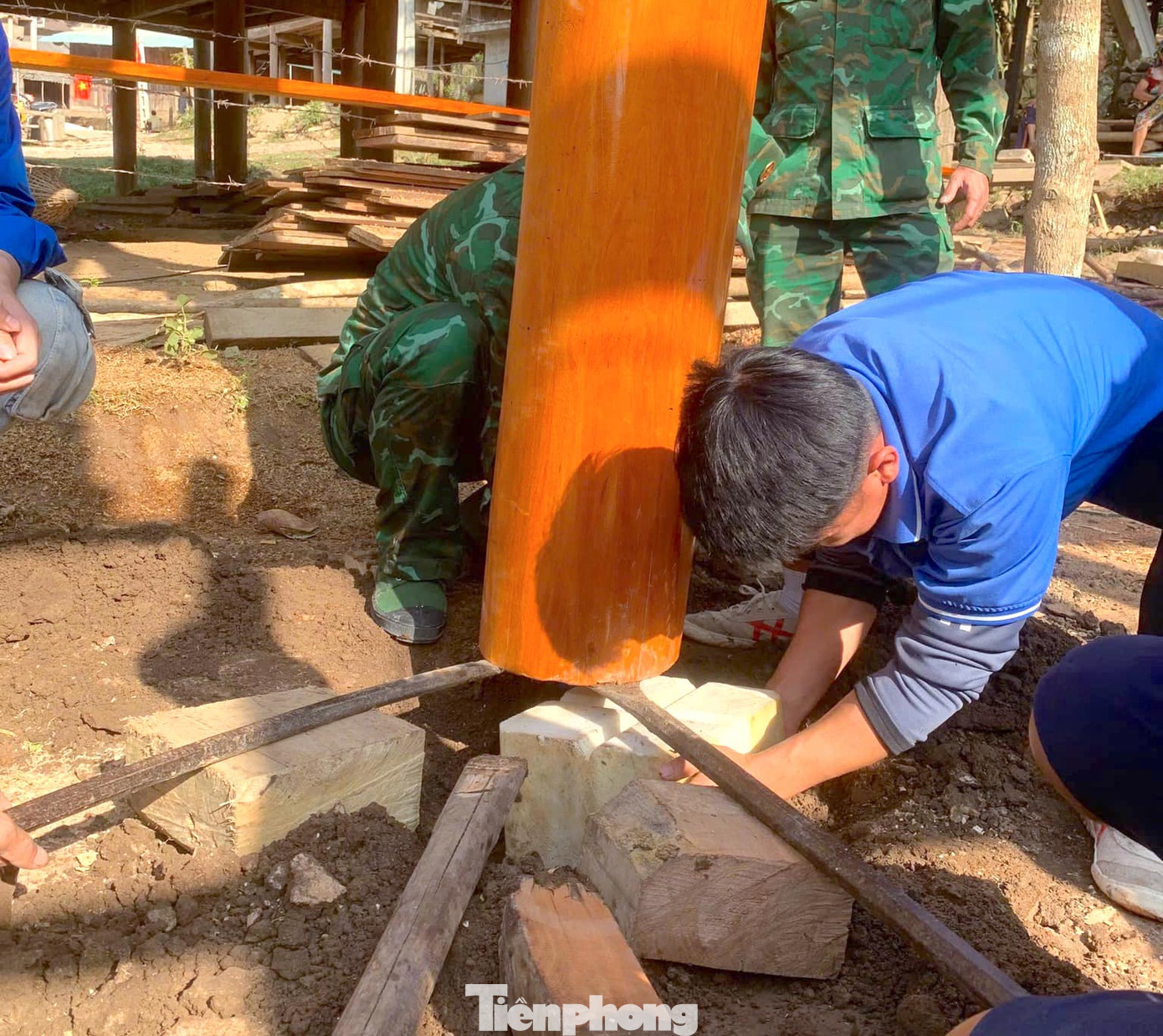 Cột gỗ được hỗ trợ cố định chắc chắn trên nền nhà..