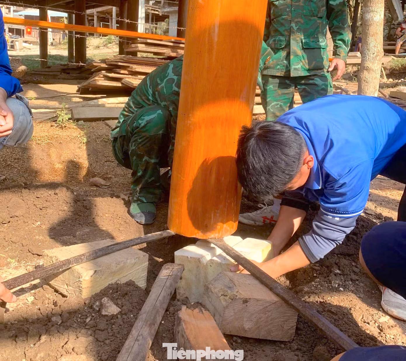 Cột gỗ được hỗ trợ cố định chắc chắn trên nền nhà.. Cột gỗ được hỗ trợ cố định chắc chắn trên nền nhà..