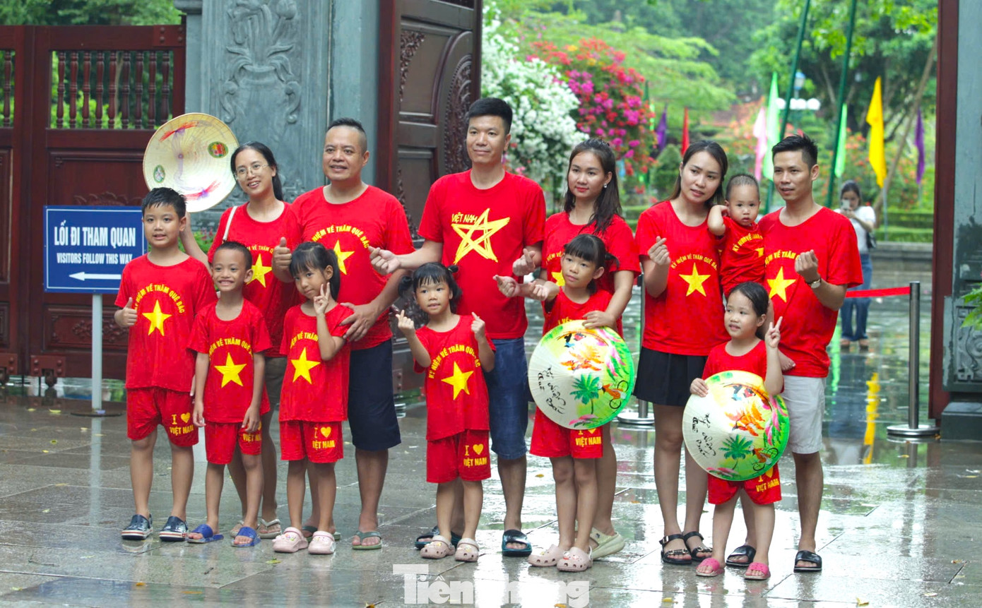 Nhiều gia đình mặc đồng phục áo cờ đỏ sao vàng cùng chụp hình lưu giữ khoảnh khắc về thăm quê Bác trong ngày Tết Độc lập. Nhiều gia đình mặc đồng phục áo cờ đỏ sao vàng cùng chụp hình lưu giữ khoảnh khắc về thăm quê Bác trong ngày Tết Độc lập.