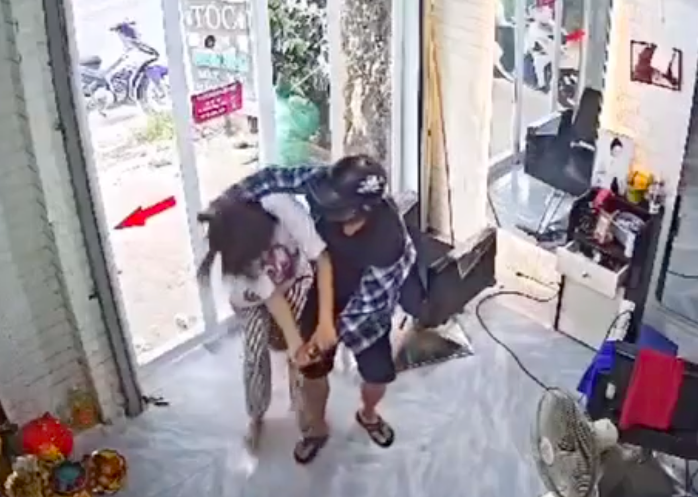 Vụ việc khiến chị Y. bị rung lắc não phải đến bệnh viện để thăm khám, điều trị.