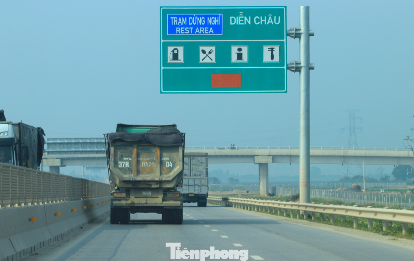 Ông Trần Hữu Hải - Giám đốc Ban Quản lý Dự án 6 (Bộ Giao thông Vận tải) cho biết, trên tuyến có 1 trạm dừng nghỉ được đặt đối xứng hai bên đường tại xã Diễn Đoài (Diễn Châu, Nghệ An). Tuy nhiên hiện các đơn vị đang khẩn trương triển khai quy trình đấu thầu xây dựng. Ông Trần Hữu Hải - Giám đốc Ban Quản lý Dự án 6 (Bộ Giao thông Vận tải) cho biết, trên tuyến có 1 trạm dừng nghỉ được đặt đối xứng hai bên đường tại xã Diễn Đoài (Diễn Châu, Nghệ An). Tuy nhiên hiện các đơn vị đang khẩn trương triển khai quy trình đấu thầu xây dựng.