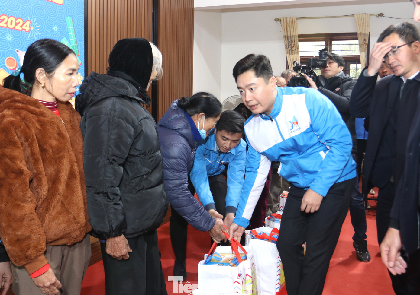 300 suất quà với mỗi suất trị giá 500 nghìn đồng được trao tặng đến các hộ dân sẽ giúp người dân có thêm niềm vui đón Tết Nguyên đán Giáp Thìn 2024. 300 suất quà với mỗi suất trị giá 500 nghìn đồng được trao tặng đến các hộ dân sẽ giúp người dân có thêm niềm vui đón Tết Nguyên đán Giáp Thìn 2024.