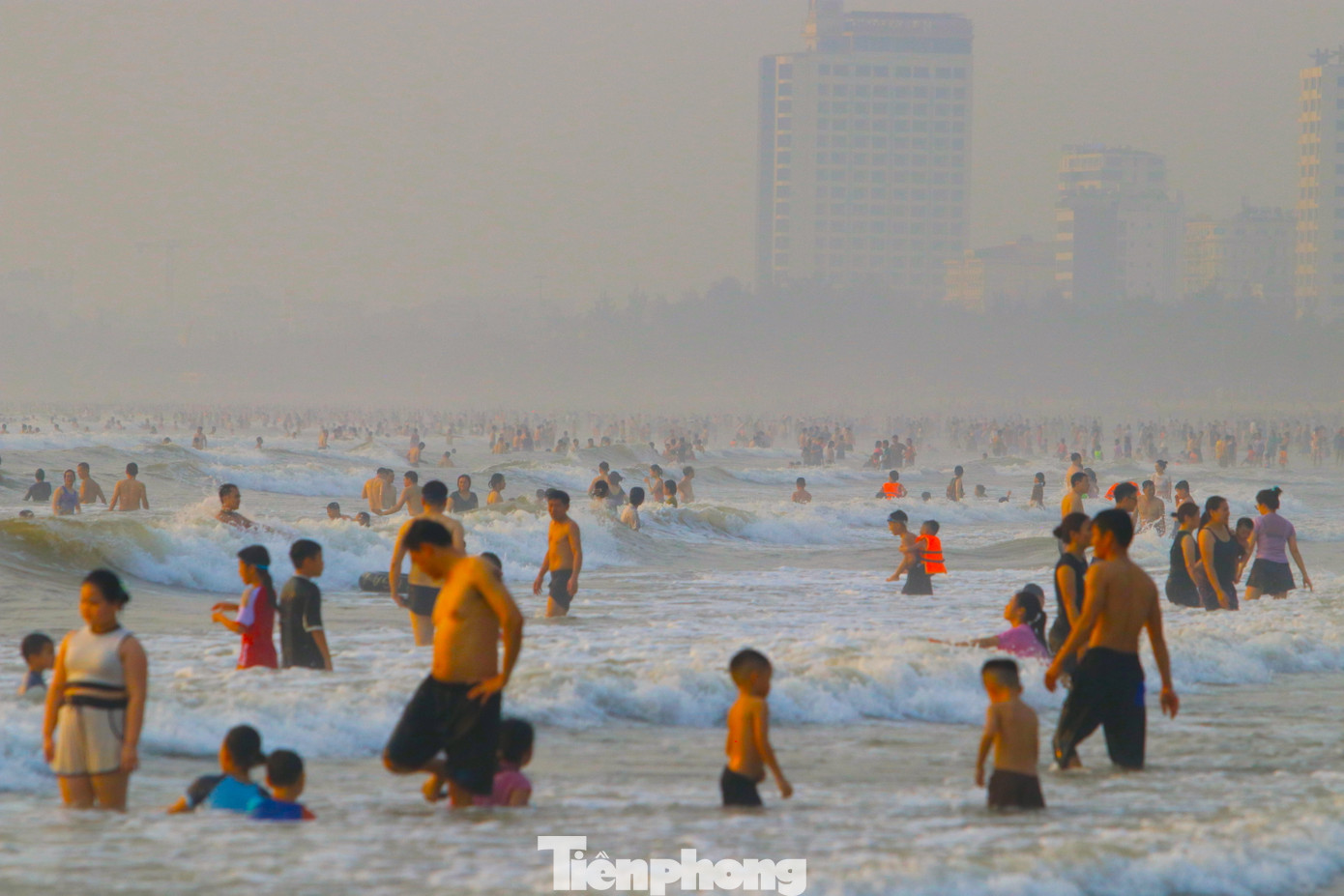 Trong màn sương sớm và ánh nắng bình minh, cả vạn du khách cùng đổ ra biển Cửa Lò để tận hưởng bầu không khí trong lành, làn nước biển trong xanh mát rượi.