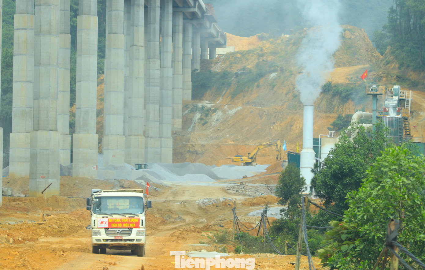 Những chiếc máy xúc, xe tải vẫn nhộn nhịp ra vào các trạm trộn bê tông nhựa trên công trường để lấy vật liệu làm việc ngày cuối cùng của năm.