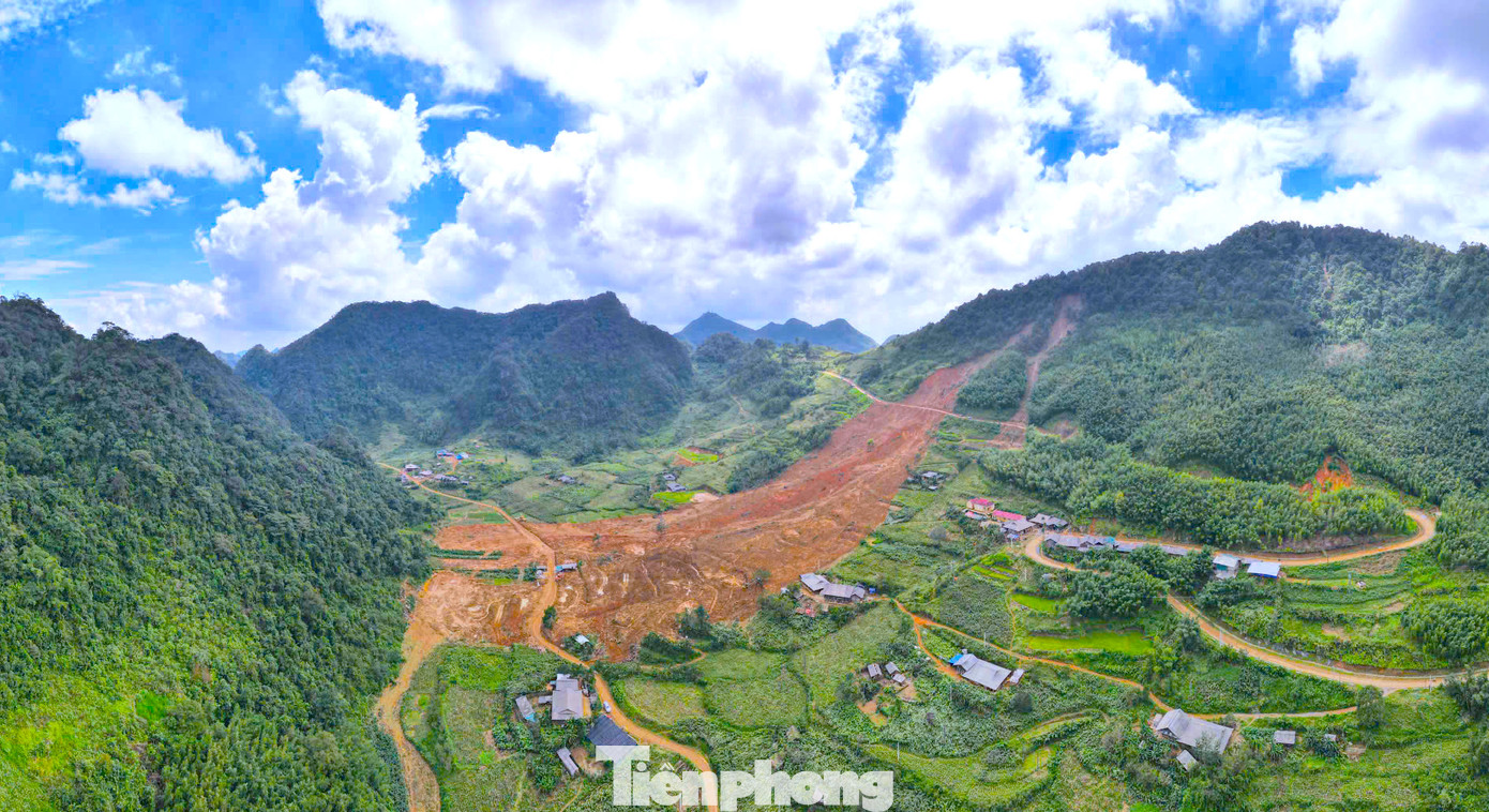 1h sáng 9/9, ngọn núi ở xóm Lũng Lỳ (xã Ca Thành, huyện Nguyên Bình, Cao Bằng) sạt lở. Phát hiện sự việc, một số người dân trong xóm Lũng Lỳ di tản ra khỏi nhà. Gần 5h sáng cùng ngày, một số người đàn ông ra khe suối khơi thông dòng chảy để nước không tràn vào nhà. Lúc này núi Lũng Lỳ tiếp tục sạt lở lần 2 đã cuốn phăng 6 ngôi nhà của Lũng Lỳ.