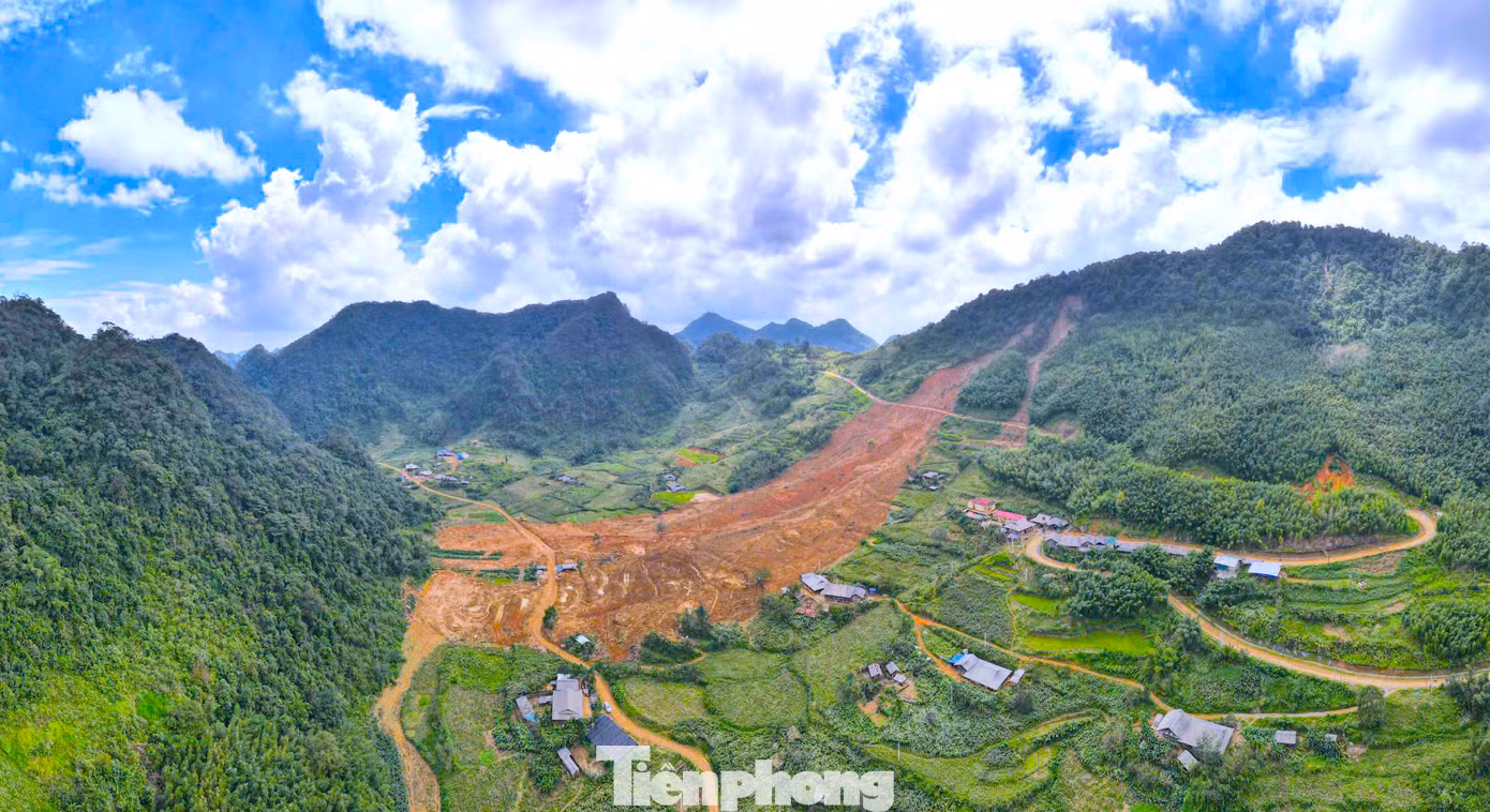 1h sáng 9/9, ngọn núi ở xóm Lũng Lỳ (xã Ca Thành, huyện Nguyên Bình, Cao Bằng) sạt lở. Phát hiện sự việc, một số người dân trong xóm Lũng Lỳ di tản ra khỏi nhà. Gần 5h sáng cùng ngày, một số người đàn ông ra khe suối khơi thông dòng chảy để nước không tràn vào nhà. Lúc này núi Lũng Lỳ tiếp tục sạt lở lần 2 đã cuốn phăng 6 ngôi nhà của Lũng Lỳ.