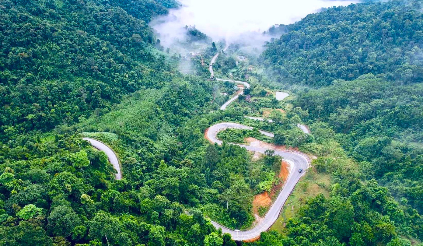 Sáng 16/7, ông Dương Hoàng Vũ - Chủ tịch UBND huyện Quế Phong (tỉnh Nghệ An) cho biết, các cơ quan chức năng hiện đã cấm đường trên quốc lộ 16 đoạn qua Dốc Chuối (xã Châu Kim) để lực lượng chức năng xử lý sự cố sụt lún, nứt gãy đường. (Ảnh: Hồ Phương). Sáng 16/7, ông Dương Hoàng Vũ - Chủ tịch UBND huyện Quế Phong (tỉnh Nghệ An) cho biết, các cơ quan chức năng hiện đã cấm đường trên quốc lộ 16 đoạn qua Dốc Chuối (xã Châu Kim) để lực lượng chức năng xử lý sự cố sụt lún, nứt gãy đường. (Ảnh: Hồ Phương).