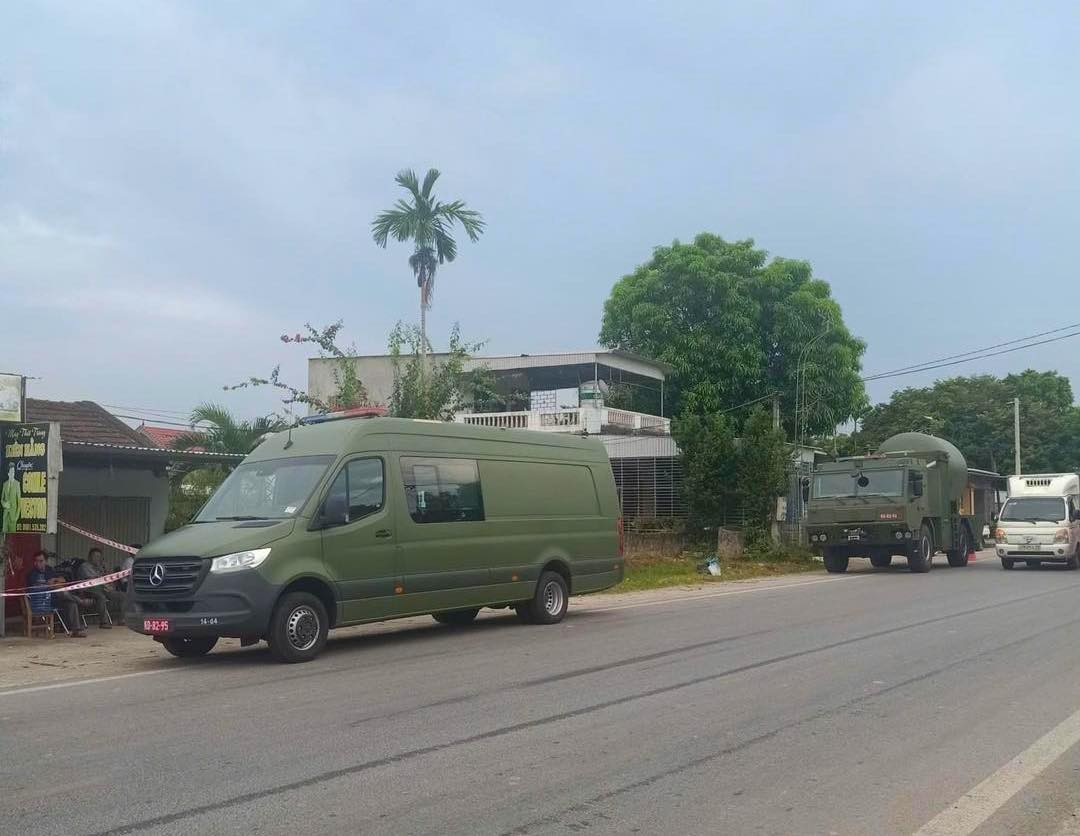 Ông Quán Vi Giang - Phó Chủ tịch UBND huyện Quỳ Hợp (Nghệ An) cho biết, hiện trường vụ nổ xảy ra có vật liệu nổ. Tuy nhiên, chủng loại vật liệu nổ đang được cơ quan chức năng điều tra làm rõ. Từ sáng 29/8, lực lượng công binh tỉnh Nghệ An đã huy động nhiều cán bộ chiến sĩ, phương tiện hiện đại đến hiện trường để ra vật liệu nổ.