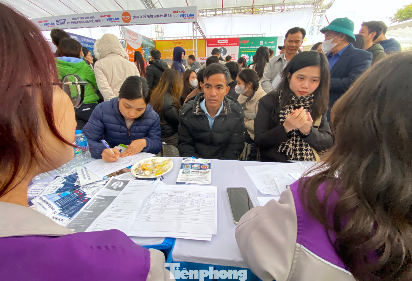 Các gian hàng tuyển dụng tiến hành phỏng vấn ban đầu người lao động ngay tại ngày hội việc làm.