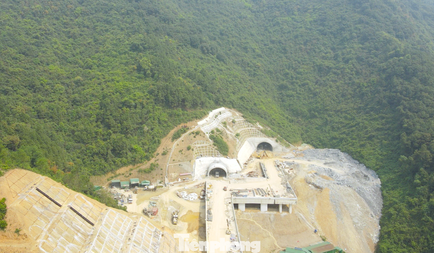 Phía Bắc hầm Thần Vũ nằm ở huyện Diễn Châu (Nghệ An) còn phía Nam hầm nằm ở địa phận huyện Nghi Lộc (Nghệ An). Đến thời điểm hiện tại, hầm Thần Vũ đã được thi công hơn 90% khối lượng. Phía Bắc hầm Thần Vũ nằm ở huyện Diễn Châu (Nghệ An) còn phía Nam hầm nằm ở địa phận huyện Nghi Lộc (Nghệ An). Đến thời điểm hiện tại, hầm Thần Vũ đã được thi công hơn 90% khối lượng.