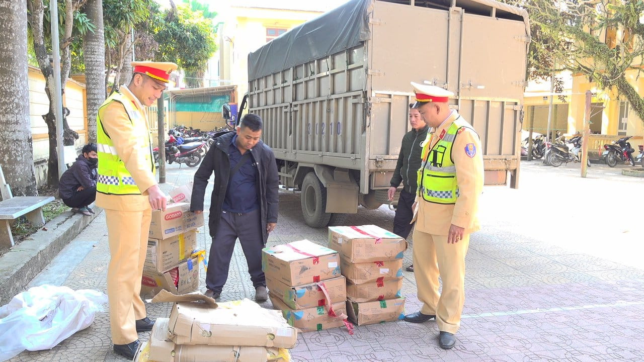 Lực lượng chức năng đã lập biên bản, đưa người và tang vật về trụ sở để điều tra làm rõ.