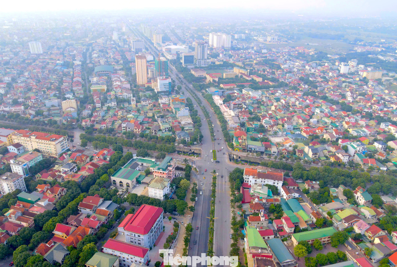 Hàng cây cau vua được trồng giữa dải phân cách tuyến Đại lộ Lê Nin cả chục năm. Đây được xem là hàng cây cau vua dài nhất tỉnh Nghệ An. Hàng cây cau vua được trồng giữa dải phân cách tuyến Đại lộ Lê Nin cả chục năm. Đây được xem là hàng cây cau vua dài nhất tỉnh Nghệ An.