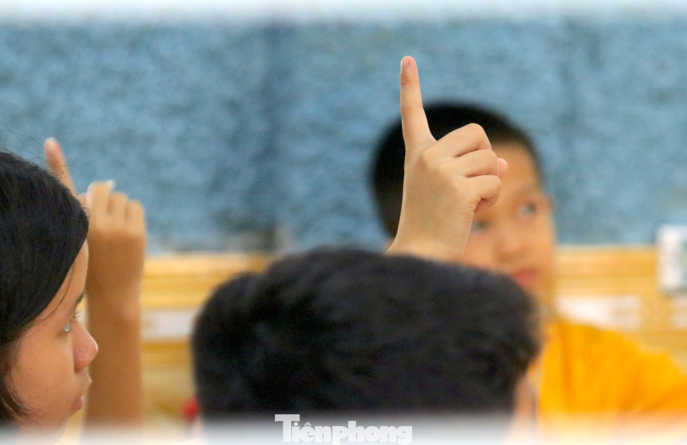 Thông qua những ký hiệu, cử chỉ, các em học sinh sẽ hiểu kiến thức và có thể giao tiếp với cô và mọi người.