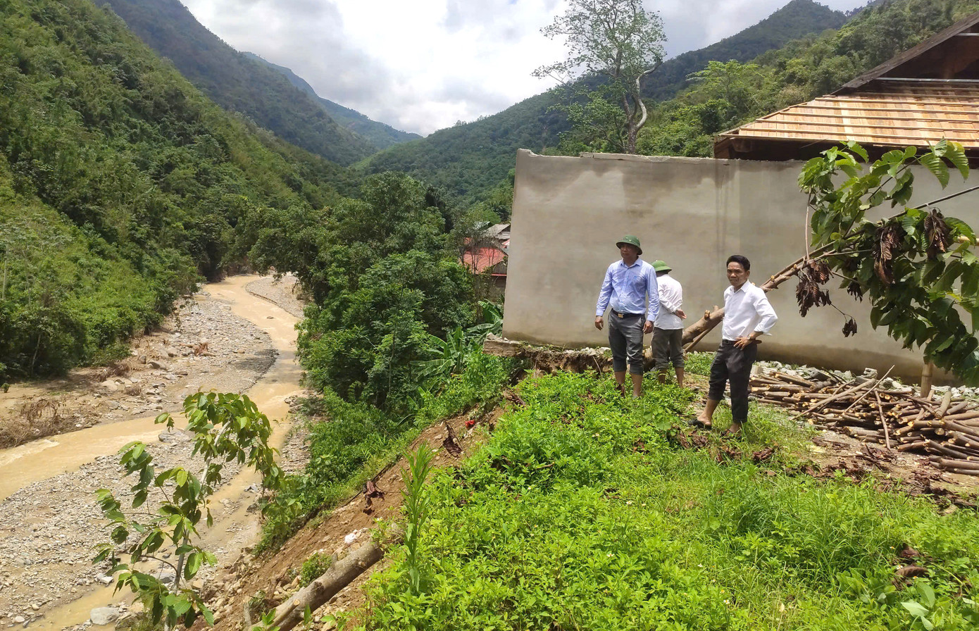 Mưa lũ dồn dập cũng đã gây sạt lở nghiêm trọng dọc bờ khe Hỷ (xã Nhôn Mai). Để đảm bảo an toàn, chính quyền xã đã phối hợp với lực lượng chức năng sơ tán 20 hộ dân (84 nhân khẩu) ở bản Xói Voi (xã Nhôn Mai) sinh sống dọc 2 bên khe Hỷ có nguy cơ sạt lở cao đến nơi an toàn.