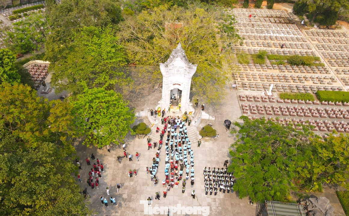 Nghĩa trang Liệt sĩ Quốc gia Trường Sơn là nơi quy tụ 10.263 phần mộ liệt sĩ đã hy sinh trên chiến trường Trường Sơn.