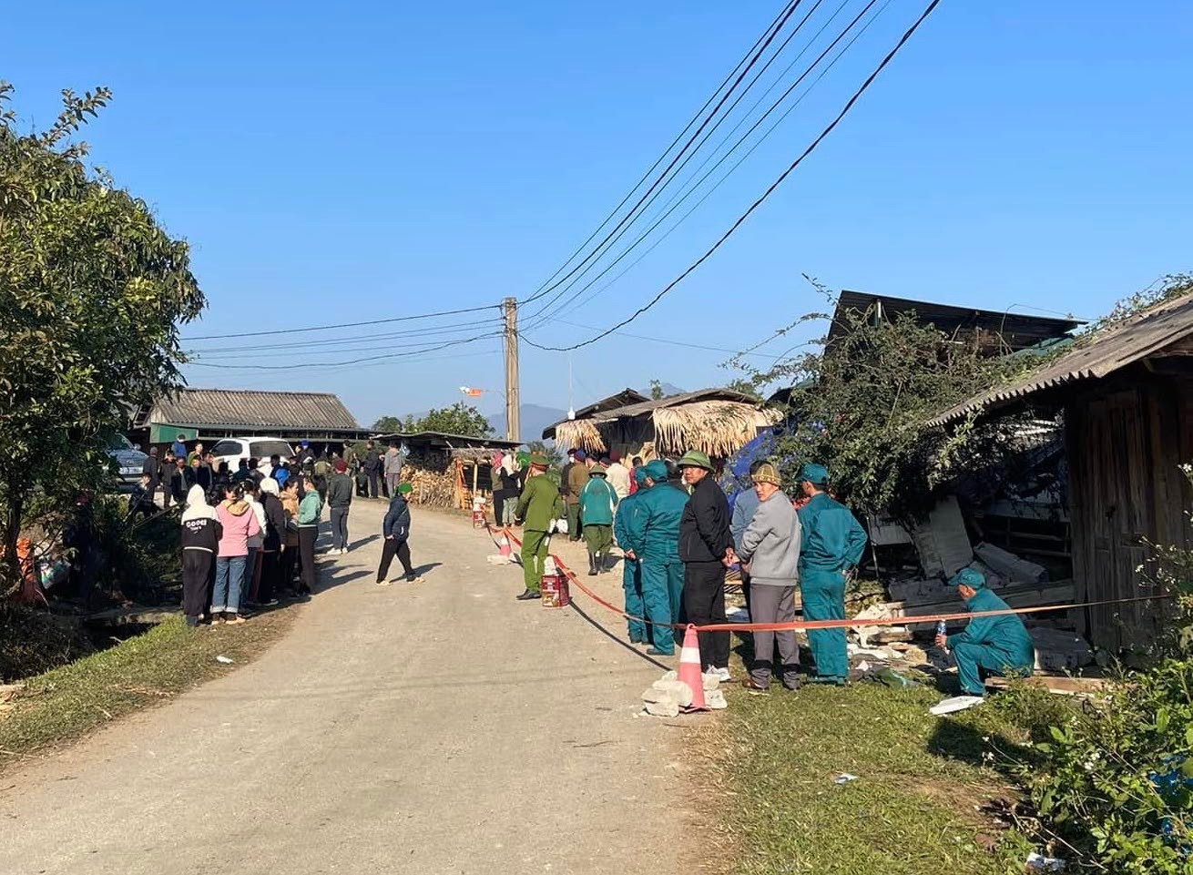 Sáng 13/1, cơ quan chức năng tỉnh Nghệ An đang tiếp tục khám nghiệm hiện trường, điều tra làm rõ nguyên nhân vụ tai nạn giao thông nghiêm trọng xảy ra tại xã Nậm Càn (huyện Kỳ Sơn, Nghệ An) khiến 6 người tử vong. Sáng 13/1, cơ quan chức năng tỉnh Nghệ An đang tiếp tục khám nghiệm hiện trường, điều tra làm rõ nguyên nhân vụ tai nạn giao thông nghiêm trọng xảy ra tại xã Nậm Càn (huyện Kỳ Sơn, Nghệ An) khiến 6 người tử vong.