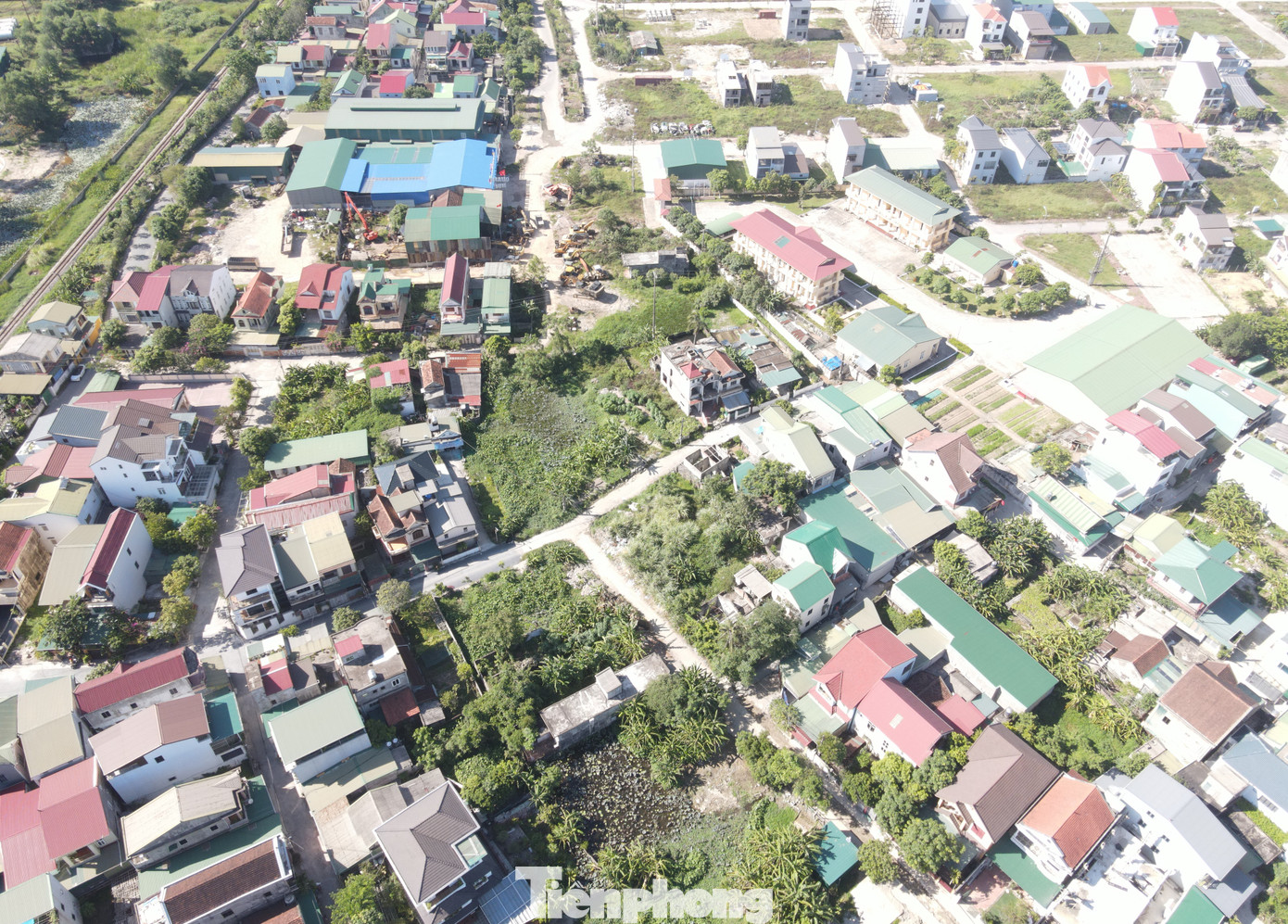 "Hiện dự án đang được điều chỉnh thiết kế và gần xong. Đơn vị sẽ cố gắng trong tháng 9 đấu thầu để triển khai xây lắp. Hiện công tác giải phóng mặt bằng đoạn từ Bệnh viện đa khoa thành phố Vinh đến đường 72m còn vướng 1 hộ dân. Đoạn từ đường Nguyễn Chí Thanh ra quốc lộ 1A còn vướng rất nhiều. Trong đó vướng 23 hộ dân, 1 xưởng đơn vị quân đội và một số hộ tập thể", lãnh đạo Ban Quản lý dự án đầu tư và xây dựng TP Vinh nói và cho biết, hiện đang chờ Luật đất đai mới để có căn cứ xác định nguồn gốc đất và xử lý, giải phóng mặt bằng khu vực còn vướng mắc.