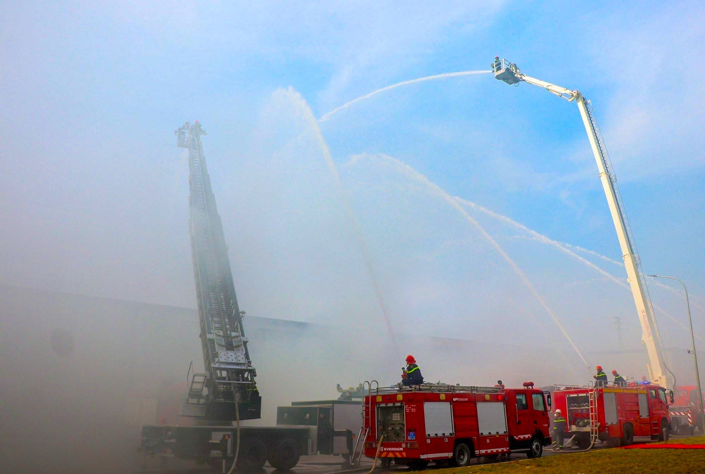 Những chiếc xe thang, xe chữa cháy hiện đại được điều động đến để dập lửa.