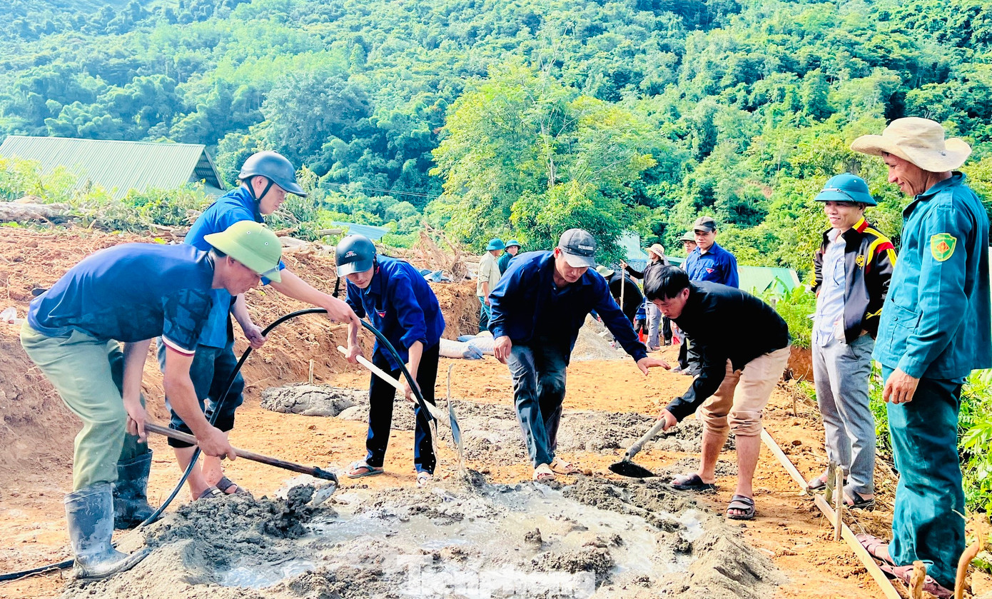 Một bộ phận khác được phân công san gạt nền và rải lớp bê tông lên nền đường. Một bộ phận khác được phân công san gạt nền và rải lớp bê tông lên nền đường.