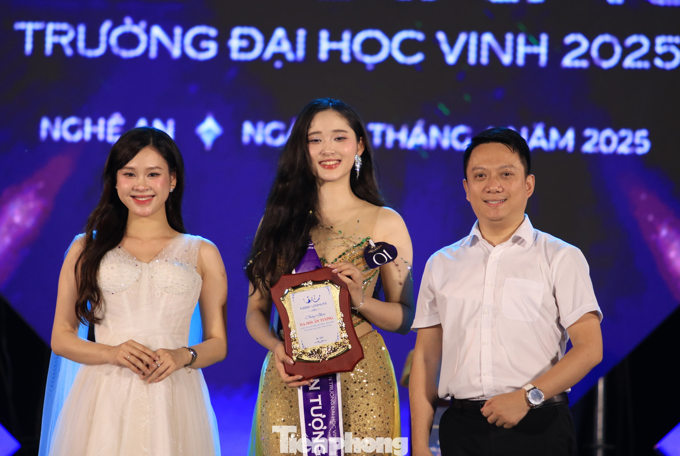 Trao giải phụ cho 2 thí sinh đạt giải: Duyên dáng áo dài và Dạ hội ấn tượng.