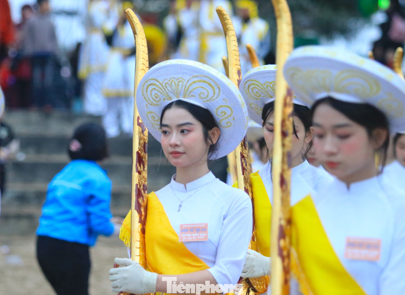 "Các thiếu nữ được chọn để làm lễ hội là những cô gái có phẩm chất tốt, ngoại hình đẹp. Trước đó, các thiếu nữ được tập duyệt cách cầm bảo kiếm, cách đi cùng đoàn rước trong nghi lễ", một cán bộ ban quản lý Đền Cờn chia sẻ. "Các thiếu nữ được chọn để làm lễ hội là những cô gái có phẩm chất tốt, ngoại hình đẹp. Trước đó, các thiếu nữ được tập duyệt cách cầm bảo kiếm, cách đi cùng đoàn rước trong nghi lễ", một cán bộ ban quản lý Đền Cờn chia sẻ.
