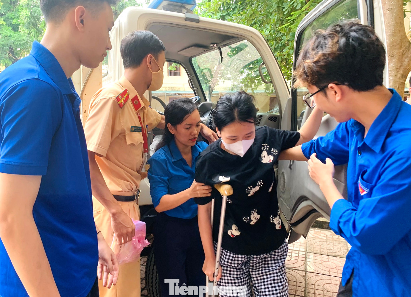 Tại điểm thi Trường THPT Con Cuông (huyện Con Cuông, Nghệ An), thí sinh Lê Thị Thùy Trang, học sinh lớp 12C3, Trường THPT Con Cuông là thí sinh bị tai nạn trước kỳ thi đang phải điều trị tại Bệnh viện Đa khoa Khu vực Tây Nam Nghệ An. Để hỗ trợ thí sinh tham gia kỳ thi, đội hình thanh niên tình nguyện tiếp sức mùa thi năm 2024 huyện Con Cuông đã liên hệ và phối hợp cùng các đơn vị chức năng hỗ trợ đưa đón thí sinh trong suốt quá trình diễn ra kỳ thi tốt nghiệp THPT. Tại điểm thi Trường THPT Con Cuông (huyện Con Cuông, Nghệ An), thí sinh Lê Thị Thùy Trang, học sinh lớp 12C3, Trường THPT Con Cuông là thí sinh bị tai nạn trước kỳ thi đang phải điều trị tại Bệnh viện Đa khoa Khu vực Tây Nam Nghệ An. Để hỗ trợ thí sinh tham gia kỳ thi, đội hình thanh niên tình nguyện tiếp sức mùa thi năm 2024 huyện Con Cuông đã liên hệ và phối hợp cùng các đơn vị chức năng hỗ trợ đưa đón thí sinh trong suốt quá trình diễn ra kỳ thi tốt nghiệp THPT.