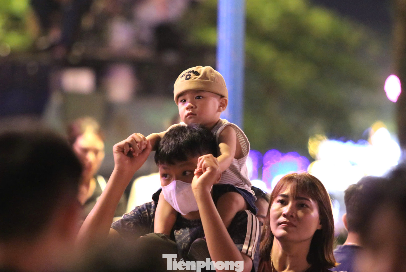 Nhiều em nhỏ theo bố mẹ đi xem chương trình khai trương du lịch biển Cửa Lò.