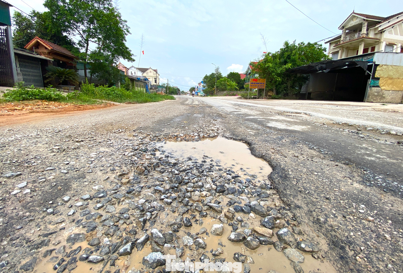 Nhiều điểm mặt đường xuống cấp trầm trọng, xuất hiện "ổ voi", "ổ gà" nhưng do mặt bằng chưa bàn giao nên đơn vị thi công không thể triển khai.