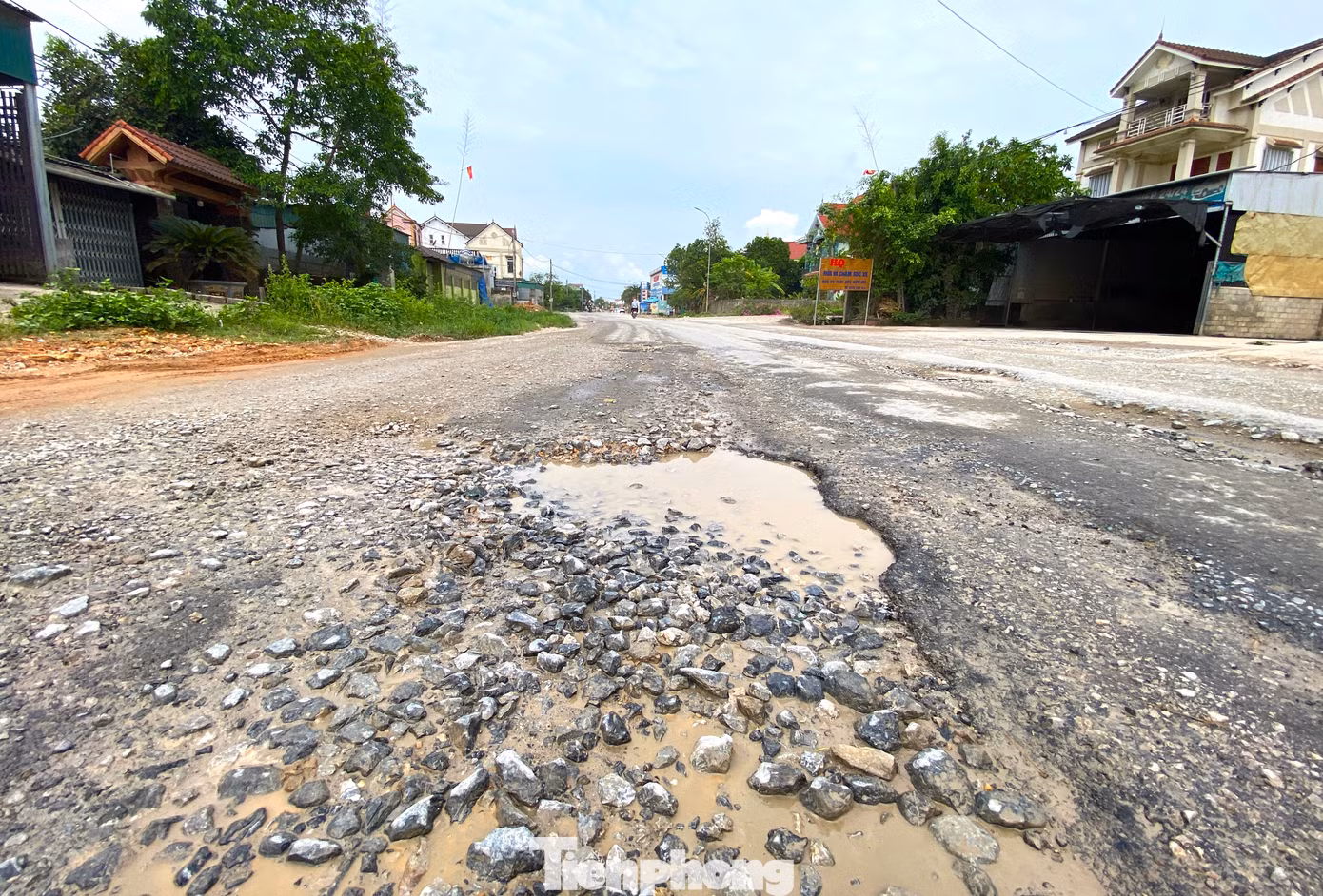 Nhiều điểm mặt đường xuống cấp trầm trọng, xuất hiện "ổ voi", "ổ gà" nhưng do mặt bằng chưa bàn giao nên đơn vị thi công không thể triển khai.