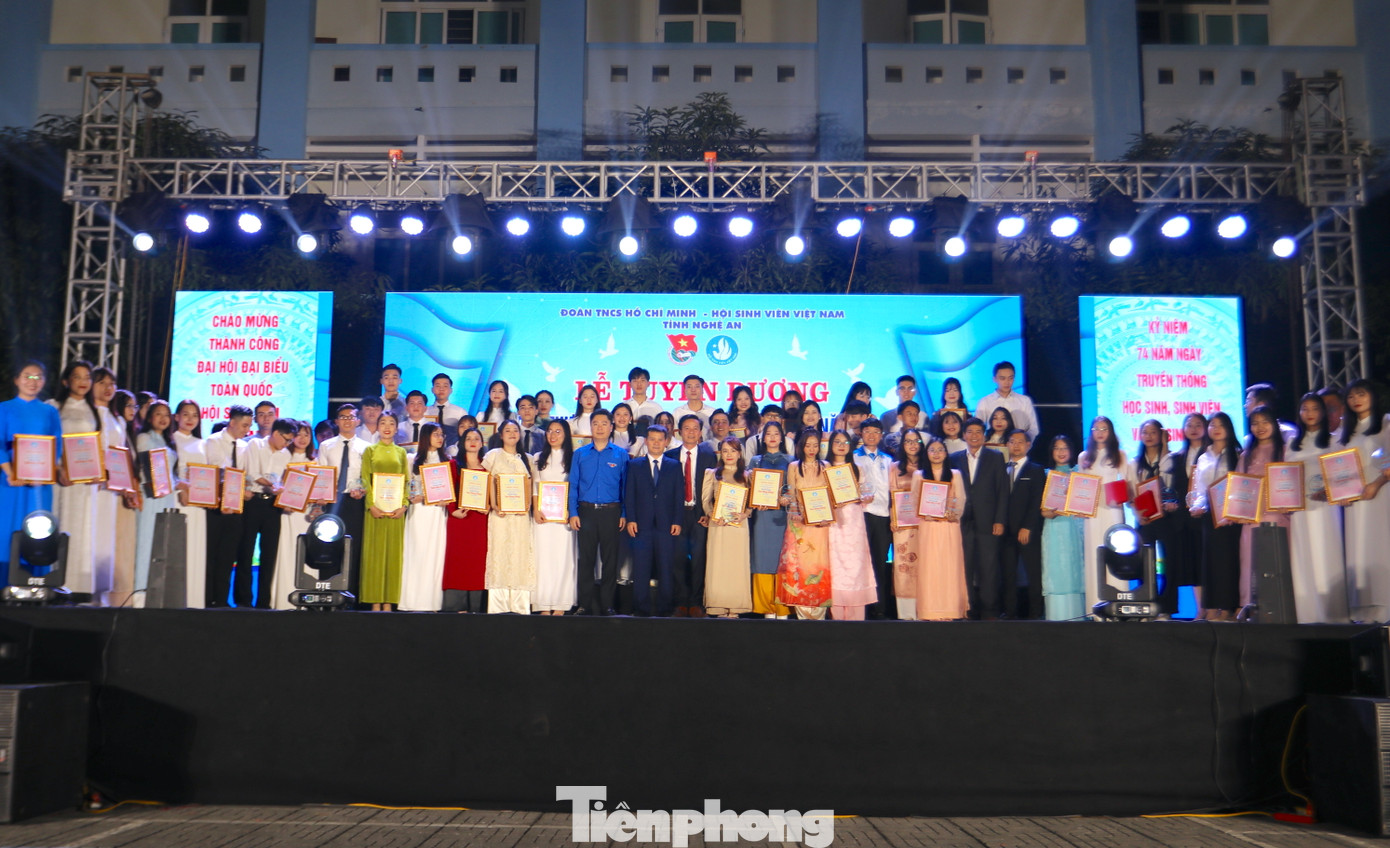 86 bạn được tuyên dương là những cá nhân, tập thể ưu tú, những đại diện của thế hệ sinh viên Nghệ An hôm nay, hội tụ đầy đủ 5 yếu tố: đạo đức tốt, học tập tốt, thể lực tốt, tình nguyện tốt, hội nhập tốt. 86 bạn được tuyên dương là những cá nhân, tập thể ưu tú, những đại diện của thế hệ sinh viên Nghệ An hôm nay, hội tụ đầy đủ 5 yếu tố: đạo đức tốt, học tập tốt, thể lực tốt, tình nguyện tốt, hội nhập tốt.