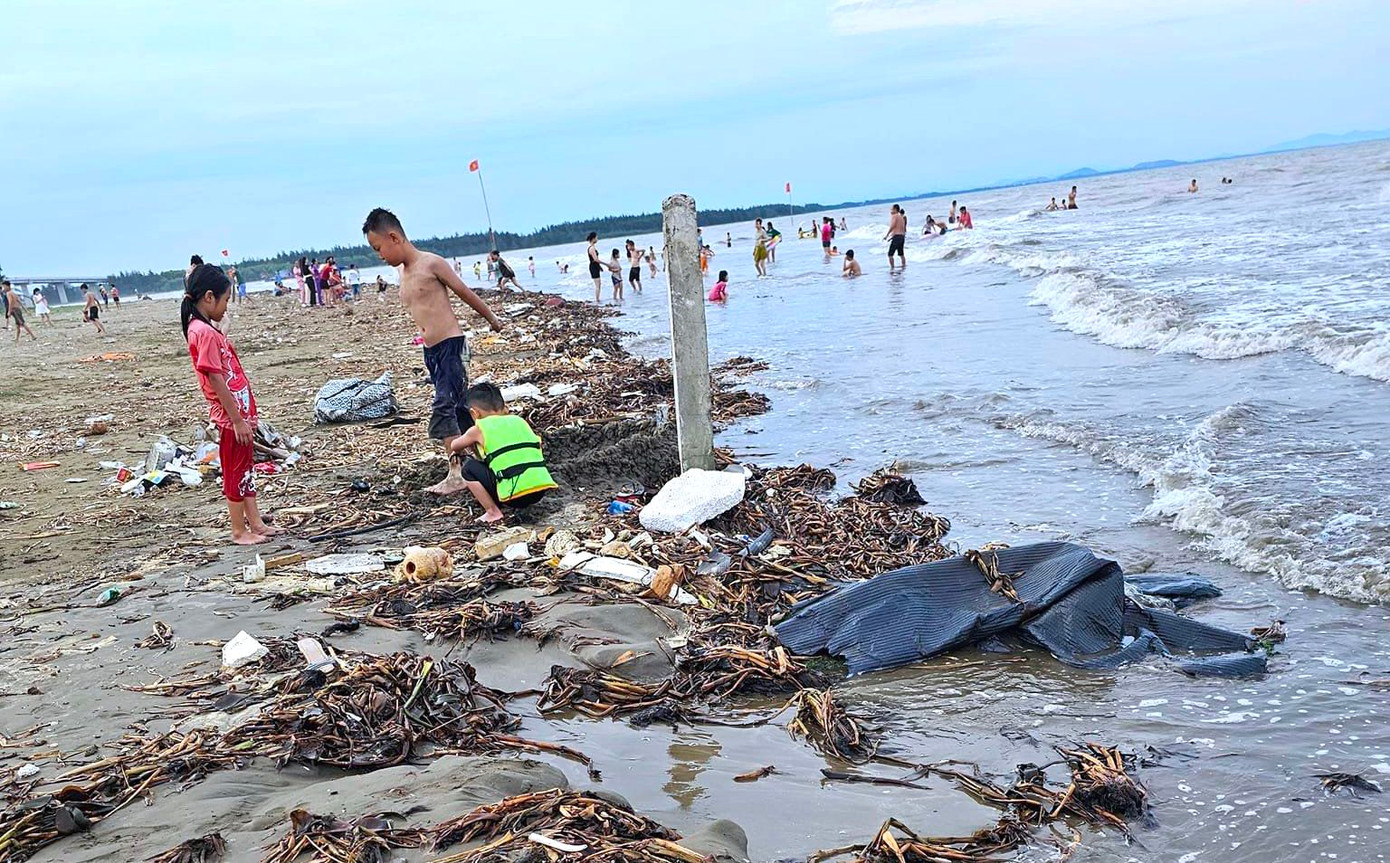 Buổi chiều hàng ngày, có rất nhiều du khách và người dân xuống bãi biển Diễn Thành (huyện Diễn Châu, Nghệ An) để tắm. Tuy nhiên, xung quanh ngập rác.
