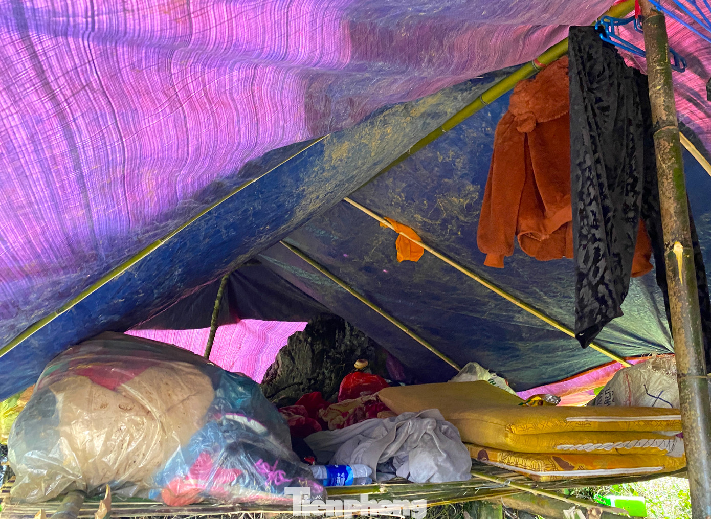 Bên trong những dãy lán chẳng có tài sản gì ngoài chiếc chiếu, nệm cũ và mấy bộ áo quần cũ.