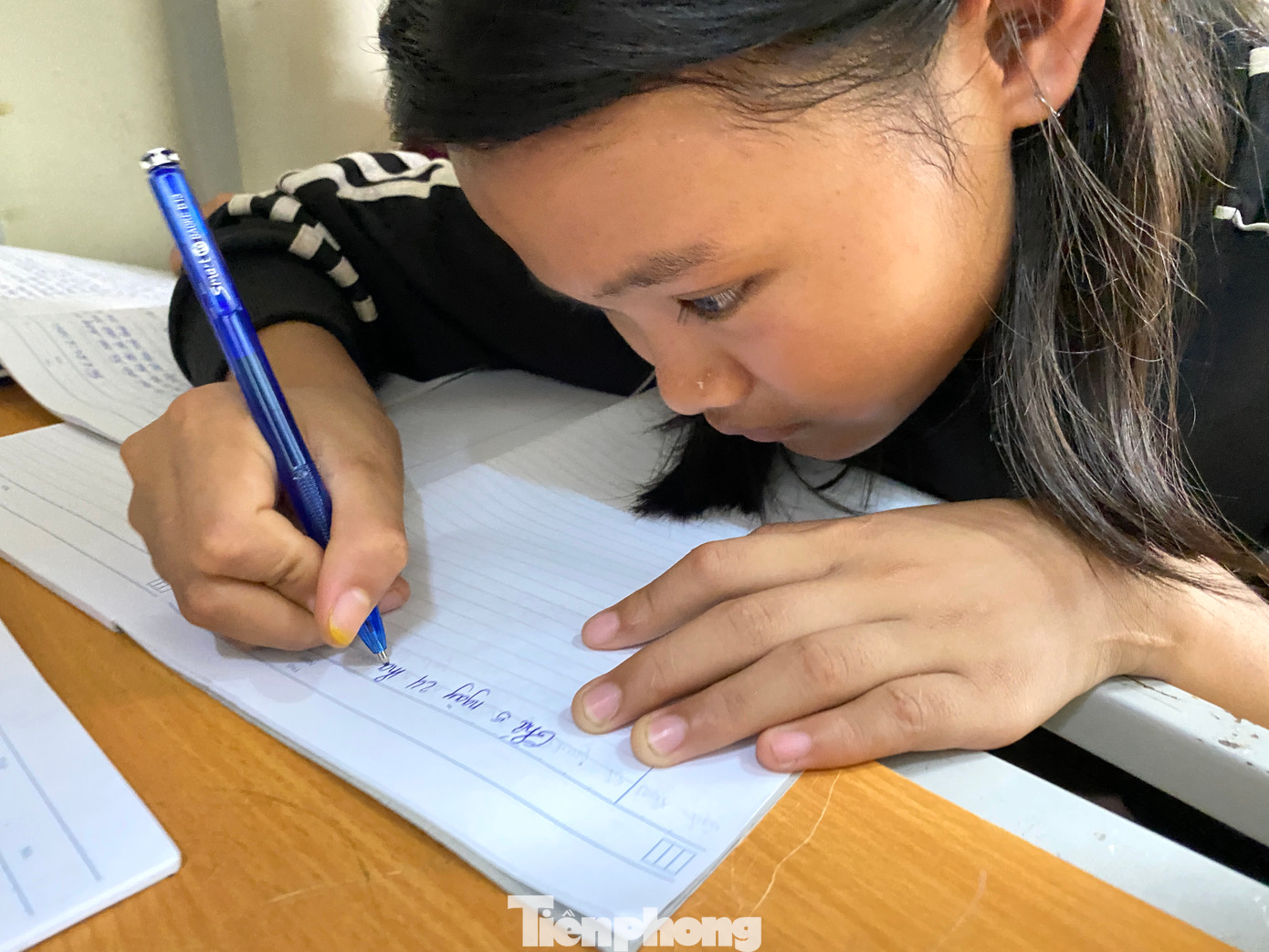 "Ở đây chúng cháu được các chú, các bác chăm sóc, bày dạy học hành và xem như con trong nhà. Chúng cháu thì xem các chú, các bác như những người bố. Nhờ có các chú, các bác, chúng cháu được đến trường học hành đầy đủ hơn", La Thị Tình (học sinh lớp 7) nói.