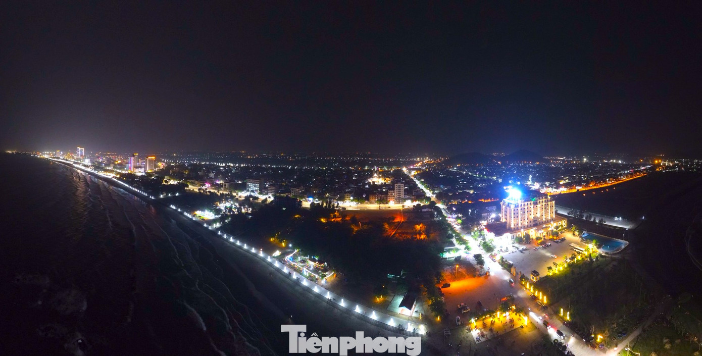 Màn đêm buông xuống, "phố biển Cửa Lò" (thị xã Cửa Lò, Nghệ An) lên đèn sáng rực cũng là lúc phiên chợ bán mực nháy độc đáo bắt đầu hoạt động.