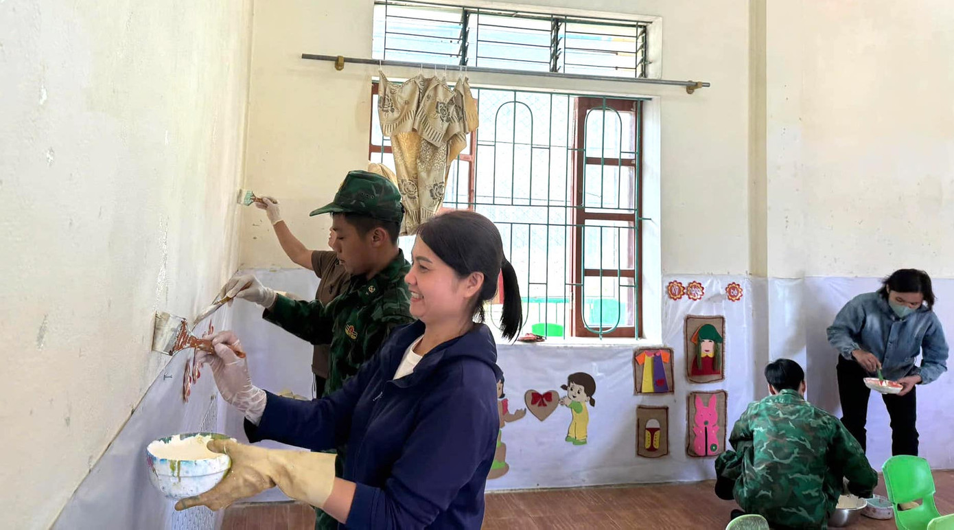 Công tác dọn dẹp vệ sinh khuôn viên trường học trên địa bàn tỉnh Nghệ An đang được khẩn trường thực hiện, đảm bảo điều kiện tốt nhất để đón các em học sinh trở lại trường năm học mới. Công tác dọn dẹp vệ sinh khuôn viên trường học trên địa bàn tỉnh Nghệ An đang được khẩn trường thực hiện, đảm bảo điều kiện tốt nhất để đón các em học sinh trở lại trường năm học mới.