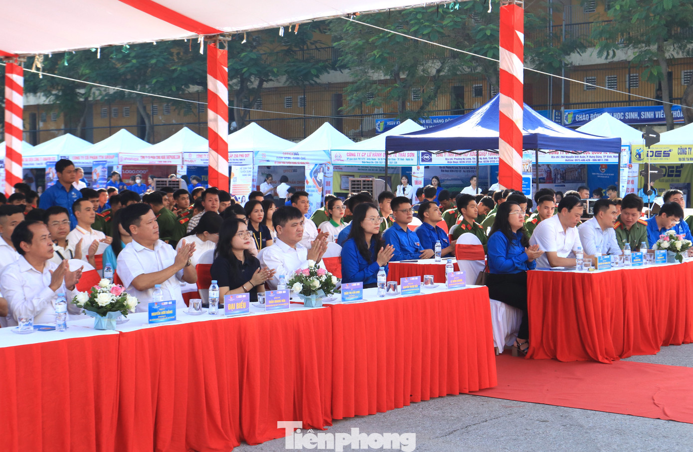 Đại biểu tham dự chương trình Ngày hội việc làm năm 2024 tại Nghệ An. Đại biểu tham dự chương trình Ngày hội việc làm năm 2024 tại Nghệ An.