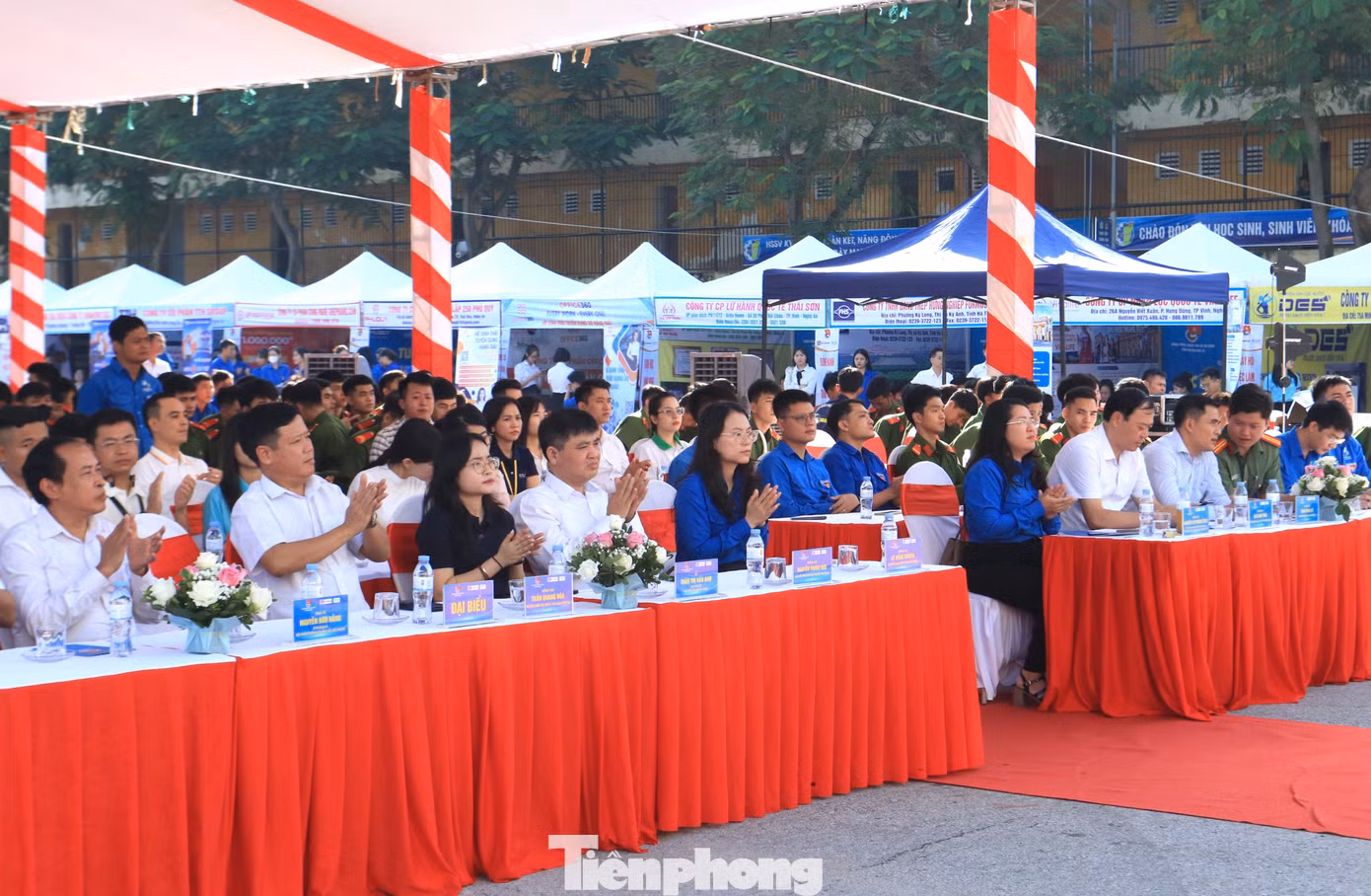 Đại biểu tham dự chương trình Ngày hội việc làm năm 2024 tại Nghệ An. Đại biểu tham dự chương trình Ngày hội việc làm năm 2024 tại Nghệ An.