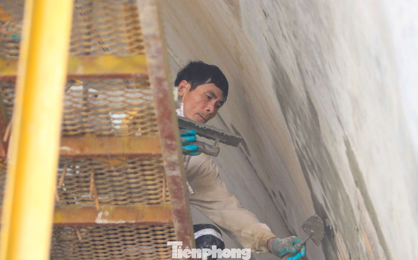 Công nhân đang cật lực làm việc để hoàn thiện những hạng mục ở phía Nam hầm Thần Vũ. Công nhân đang cật lực làm việc để hoàn thiện những hạng mục ở phía Nam hầm Thần Vũ.