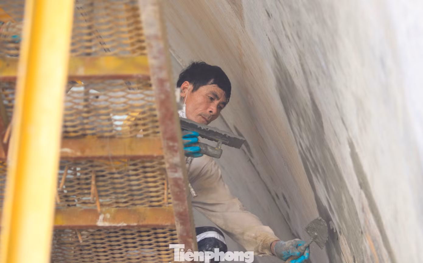 Công nhân đang cật lực làm việc để hoàn thiện những hạng mục ở phía Nam hầm Thần Vũ. Công nhân đang cật lực làm việc để hoàn thiện những hạng mục ở phía Nam hầm Thần Vũ.