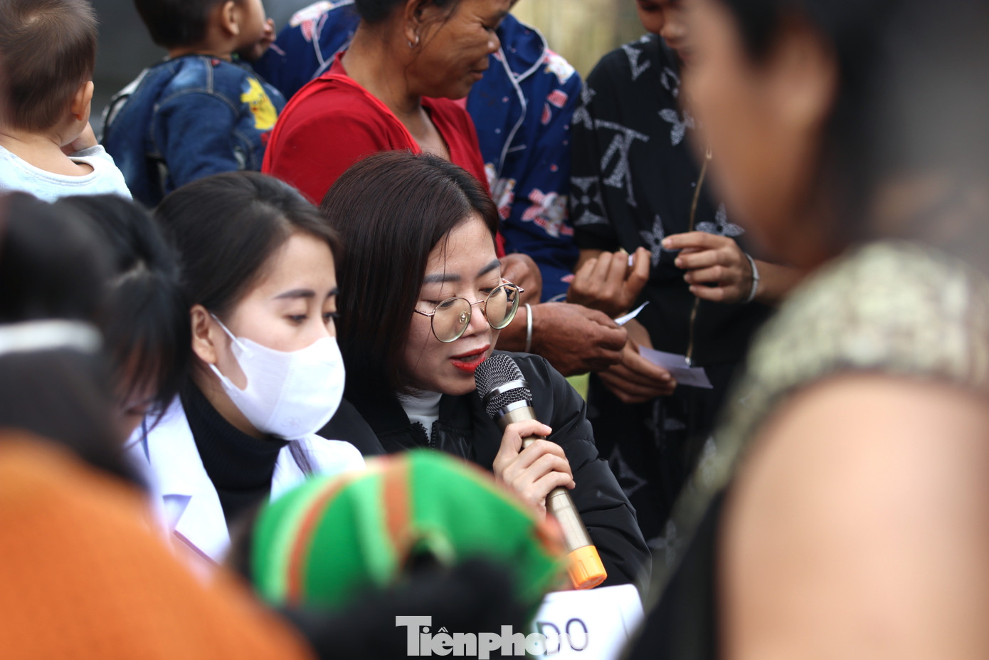 Nghe tin có đoàn tổ chức khám, phát thuốc miễn phí nên người dân đến rất đông. Các cán bộ trong đoàn phải dùng mic và loa để hướng dẫn người dân các trình tự khám, không bỏ sót hạng mục khám nào.