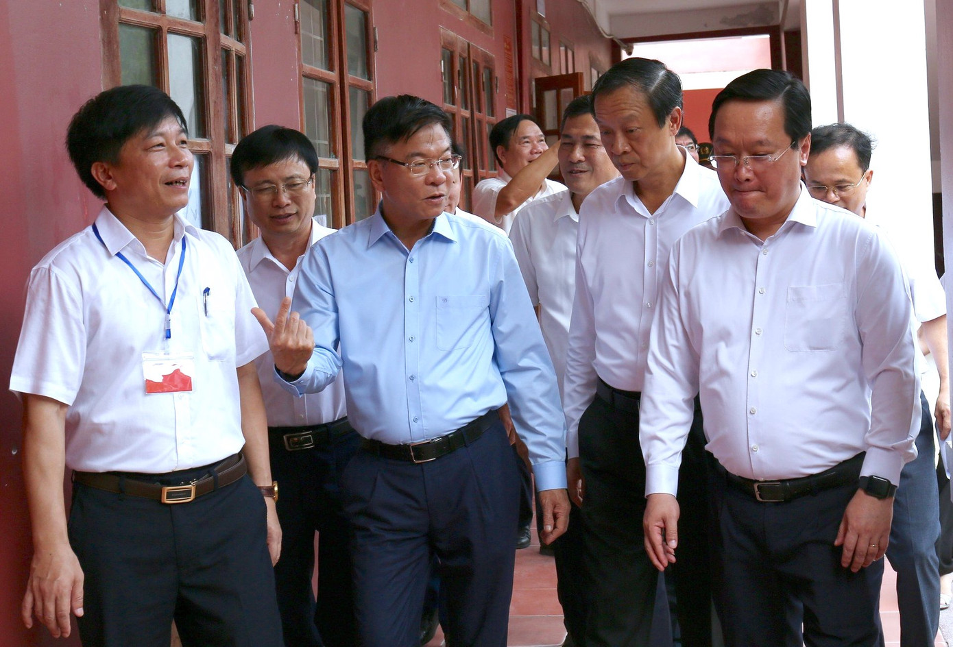 Phó Thủ tướng Chính phủ Lê Thành Long kiểm tra các phòng thi tại điểm thi trường THPT Huỳnh Thúc Kháng.