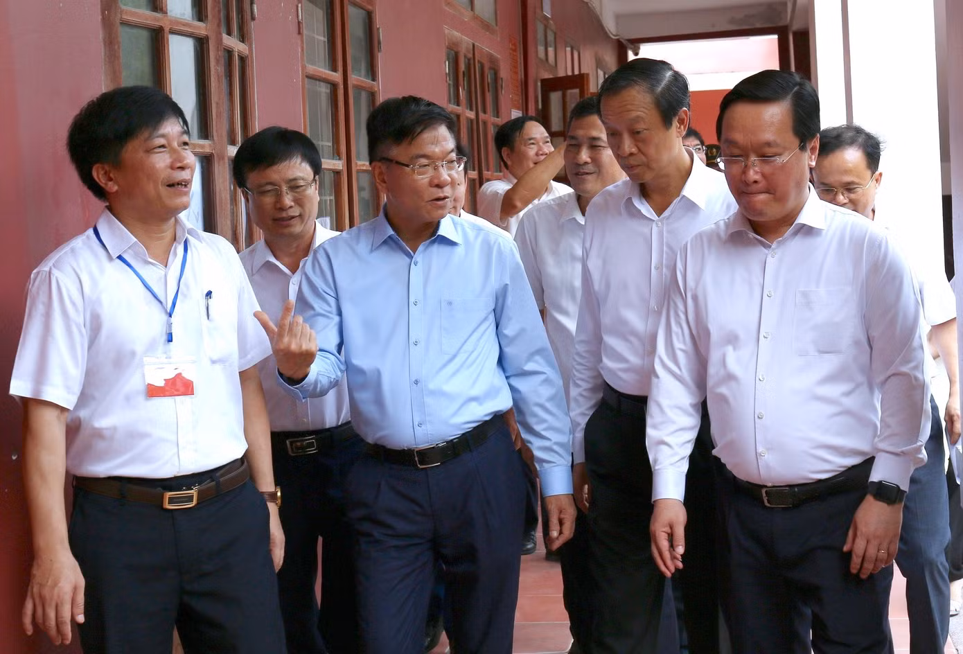 Phó Thủ tướng Chính phủ Lê Thành Long kiểm tra các phòng thi tại điểm thi trường THPT Huỳnh Thúc Kháng.