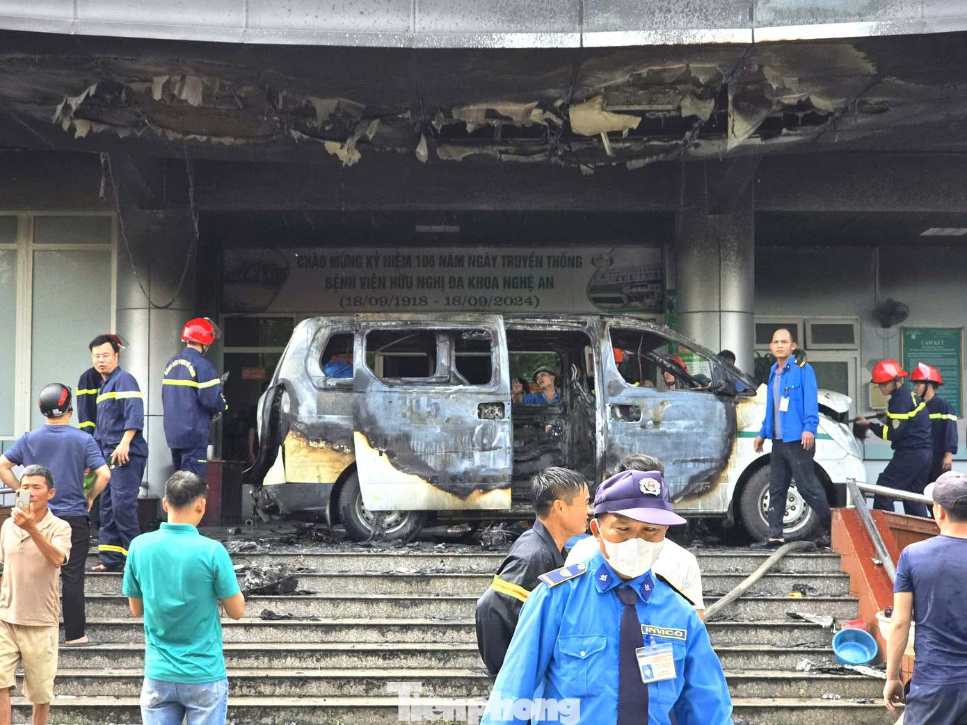 Cảnh sát PCCC Công an tỉnh Nghệ An có mặt để dập lửa.