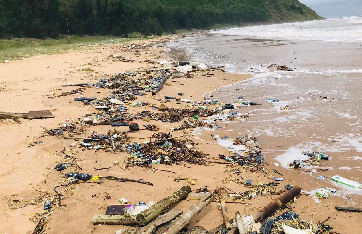 Những bao thuốc lá bị trôi dạt dọc bờ biển xã Nghi Thiết, Nghi Tiến (Nghi Lộc, Nghệ An). Những bao thuốc lá bị trôi dạt dọc bờ biển xã Nghi Thiết, Nghi Tiến (Nghi Lộc, Nghệ An).