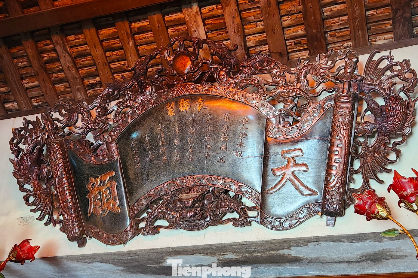 Hiện đền có khuôn viên rộng, thoáng đãng, là cơ sở tốt phục vụ các kỳ lễ nghi truyền thống. Đền còn lưu giữ ngôi trung điện nguyên bản và nhiều đồ tế khí cổ có giá trị như hương án, bàn thờ, câu đối, đại tự, long ngai, bài vị, lư hương, mâm cỗ bồng... được các nghệ nhân xưa chạm trổ tỉ mỉ, kỹ thuật đạt đến trình độ cao, tạo nên những bức tranh đẹp mắt, sinh động. Hiện đền có khuôn viên rộng, thoáng đãng, là cơ sở tốt phục vụ các kỳ lễ nghi truyền thống. Đền còn lưu giữ ngôi trung điện nguyên bản và nhiều đồ tế khí cổ có giá trị như hương án, bàn thờ, câu đối, đại tự, long ngai, bài vị, lư hương, mâm cỗ bồng... được các nghệ nhân xưa chạm trổ tỉ mỉ, kỹ thuật đạt đến trình độ cao, tạo nên những bức tranh đẹp mắt, sinh động.